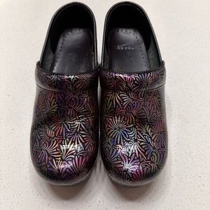 Dansko size 37 nursing clogs I’m great condition.